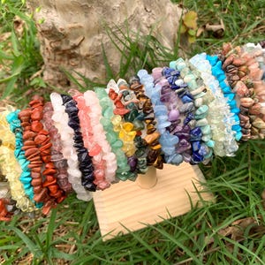 Natuurlijke kristallen chiparmband, genezende edelsteenchips, boho-sieraden, reiki-energiecadeau, ruwe kristalkralen, minimalistische stapelarmband