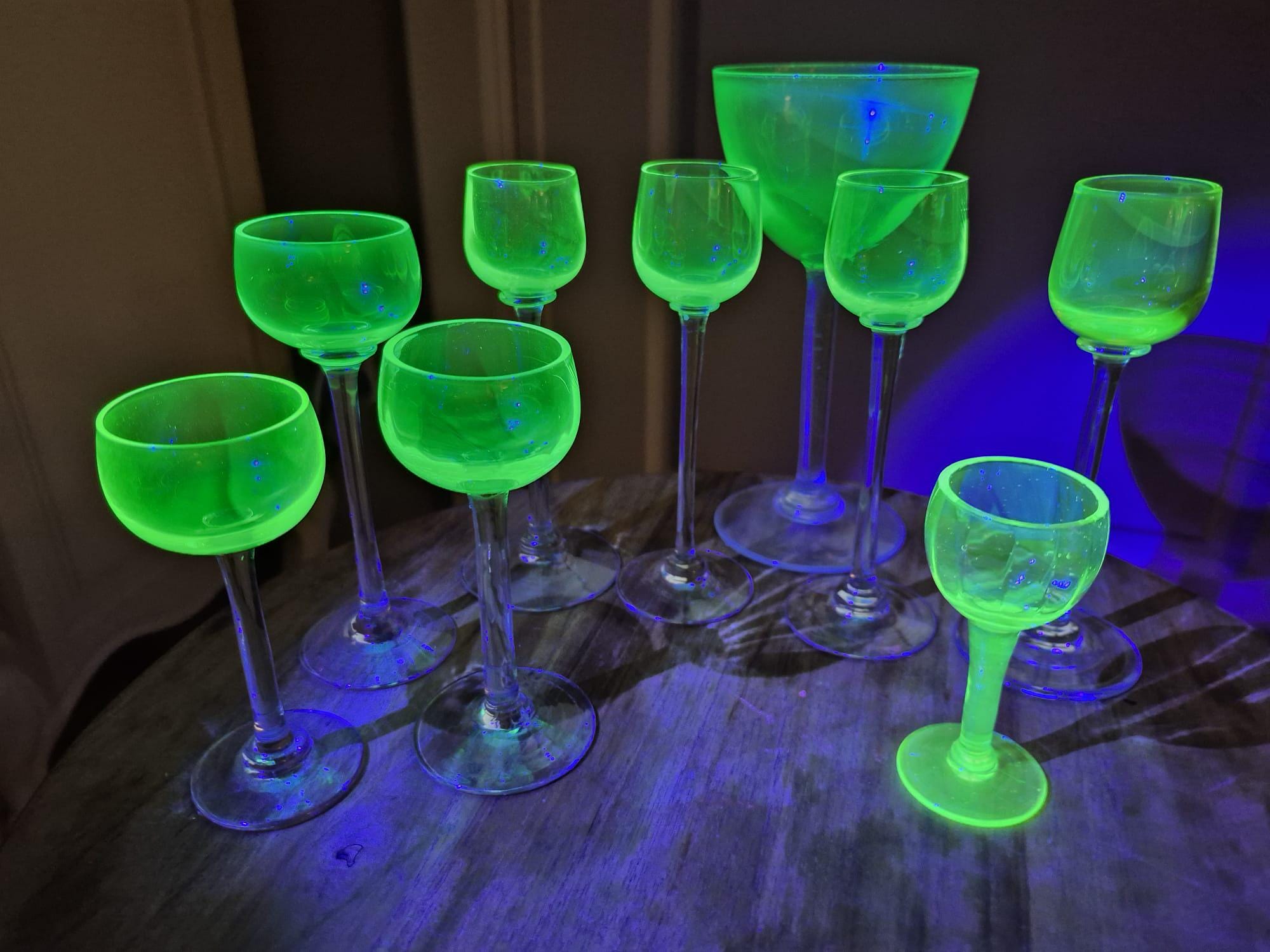 ヴィンテージ ウランガラス グラス 9個セット（ボウル付き） - 紫外線