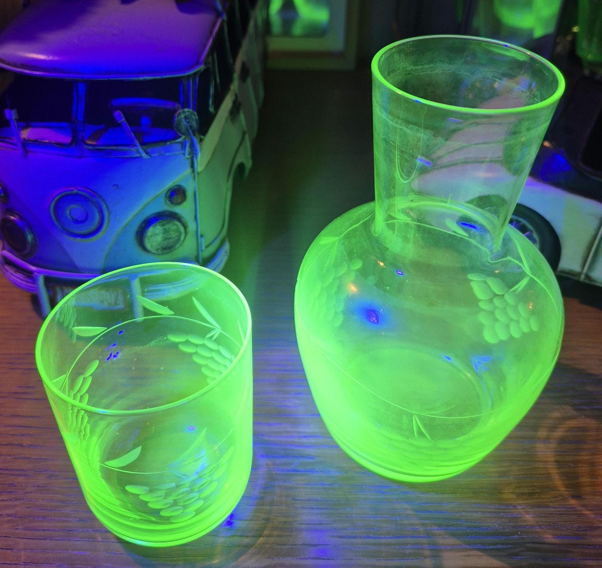 ヴィンテージ ウランガラス ピッチャーとガラスセット - 紫外線下で