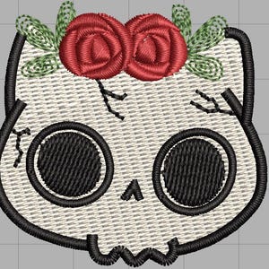 Peut inclure: Patch brodé représentant un crâne blanc avec des yeux noirs et une couronne florale de roses rouges et de feuilles vertes.