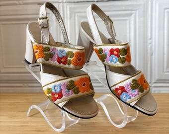 Vintage 60s 70s Ivory Leather Block Heel Sandals with Floral Embroidery John Jerro Size 4