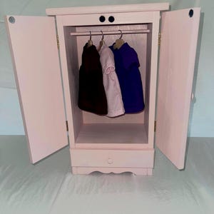 Armoire de poupée rose