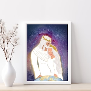 Puede incluir: Una impresión artística enmarcada con una ilustración celestial. La obra de arte representa dos figuras con túnicas blancas con detalles dorados, sobre un fondo de galaxia púrpura y azul vibrante. Un jarrón blanco con flores blancas a la izquierda.
