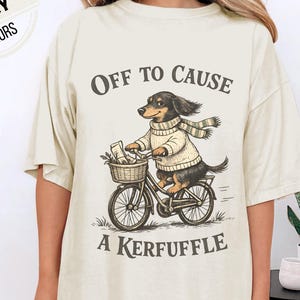 Aus, um ein Kerfuffle Hunde-T-Shirt zu verursachen - wunderliches Dackel-Fahrrad-T-Shirt, gemütlicher Vintage-Humor, Komfort Colors © T-Shirt