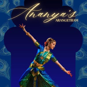 Puede incluir: Una bailarina con un traje tradicional indio, con un atuendo azul y verde, joyas doradas y detalles en rojo. El fondo es azul oscuro con diseños de plumas de pavo real y el texto "Ananya's Arangetram".