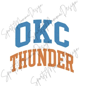 Puede incluir: Un diseño gráfico con el texto "OKC THUNDER" en azul y naranja. Las letras "OKC" están apiladas encima de "THUNDER" en una fuente curva y en bloque. El diseño está sobre un fondo blanco.