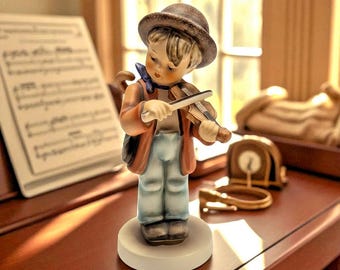 LITTLE FIDDLER Sombrero marrón Banda roja TMK3, HUM #4 2/0, 6" de alto Goebel Hummel