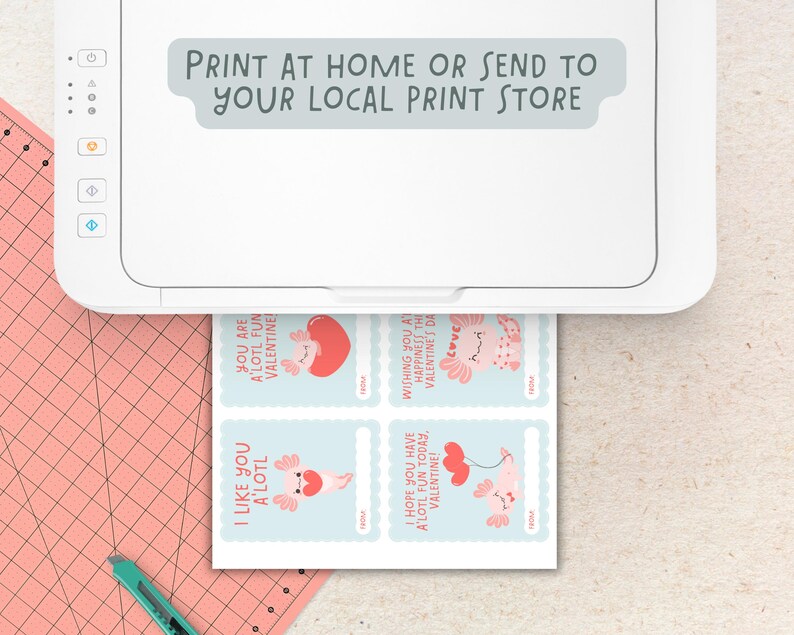 Puede incluir: Cuatro tarjetas de San Valent&iacute;n imprimibles con un ajolote con un globo en forma de coraz&oacute;n. Las tarjetas tienen un fondo azul y el texto "I like you a'lotl", "You are a'lotl fun Valentine", "I hope you have a'lotl fun today, Valentine!" y "Wishing you a happiness the Valentine's Day". Las tarjetas se est&aacute;n imprimiendo en una impresora blanca.