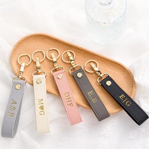 Llavero de cuero con inicial personalizada, llavero de cuero personalizado, llavero de pulsera dorado, llavero moderno para mujer, regalo para mejor amiga, regalo para auto nuevo.