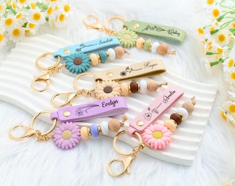 Porte-clés personnalisé marguerite fait main pour filles, porte-clés en cuir personnalisé fleur de naissance, joli breloque de sac personnalisé, porte-clés en similicuir