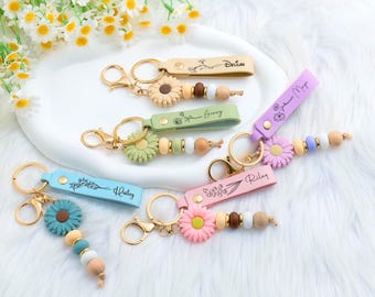 Personalized Handmade Daisy Beaded Keyring Gift, Personalized Name Keyring, Birthday Gift for Best Friends, flower girl gift