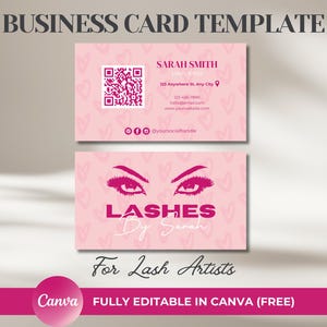 Könnte beinhalten: Rosa Visitenkarten-Vorlage für Wimpernkünstler. Die Karte zeigt einen QR-Code, Kontaktinformationen und den Text "Lashes By Sarah". Das Design umfasst rosa Herzen und den Text "FULLY EDITABLE IN CANVA (FREE)".