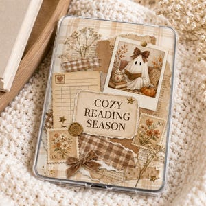 Könnte beinhalten: Eine rechteckige E-Reader-Hülle mit einer Collage aus beigen und braunen Karomustern, getrockneten Blumen, alten Briefmarken, einer kleinen braunen Samtschleife und einem Polaroid-Foto eines lesenden Geistes mit dem Text COZY READING SEASON.