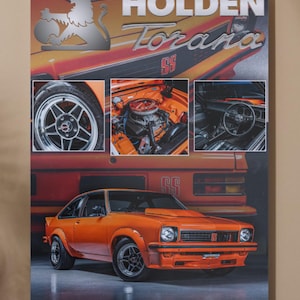 Könnte beinhalten: Ein leuchtend orangefarbener Holden Torana SS Muscle-Car mit einem silbernen Löwenemblem. Das Auto wird in einer Collage mit Nahaufnahmen von Motor, Rädern und Innenraum gezeigt.