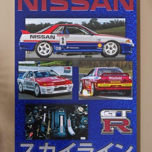 Puede incluir: Un coche de carreras Nissan Skyline GT-R azul y blanco con las palabras "NISSAN" y "TOONEYS ECC" en el lateral. El coche está en una pista de carreras con una bandera a cuadros azul y blanca en el fondo. El coche también aparece en otras imágenes, incluyendo un primer plano del motor y una vista trasera del coche con las palabras "Winfield Racing" en la parte trasera.