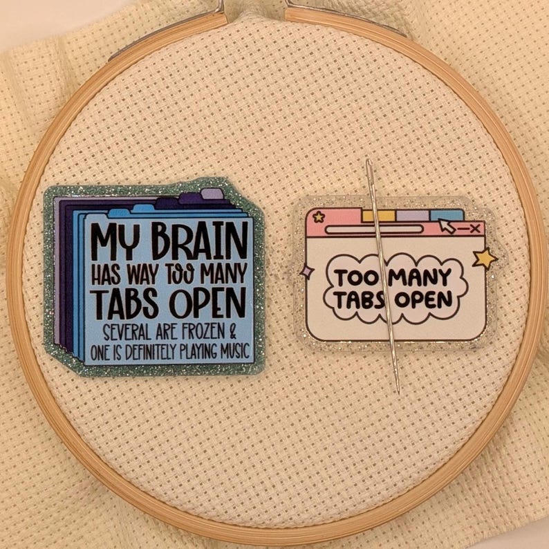 Peut inclure: Deux &eacute;pingles d&eacute;coratives avec les textes "MY BRAIN HAS WAY TOO MANY TABS OPEN" et "TOO MANY TABS OPEN" sur un cercle de broderie. La premi&egrave;re &eacute;pingle est un design de dossier bleu, et la seconde est une fen&ecirc;tre de navigateur.