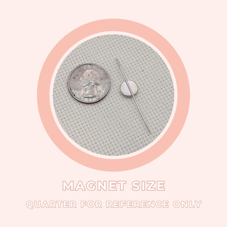 Peut inclure: Un aimant argent&eacute; et une aiguille &agrave; c&ocirc;t&eacute; d'une pi&egrave;ce de monnaie de 25 cents, sur un fond de tissu gris clair. Le texte "MAGNET SIZE" et "QUARTER FOR REFERENCE ONLY" est affich&eacute; en dessous, dans un cercle rose.