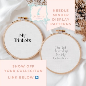K&ouml;nnte beinhalten: Zwei h&ouml;lzerne Stickrahmen mit wei&szlig;em Stoff, mit Kreuzstich-Text. Einer sagt "My Trinkets", der andere "It's Not Hoarding, It's My Collection". Das Bild enth&auml;lt Text: "Needle Minder Display Patterns."