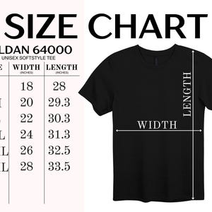 Pu&ograve; includere: Una tabella delle taglie per la t-shirt unisex Gildan 64000. La tabella mostra le taglie dalla S alla 3XL con le relative misure di larghezza e lunghezza in pollici, accanto a un diagramma di una t-shirt nera con frecce per larghezza e lunghezza.