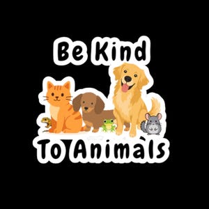 Puede incluir: Una pegatina con un gato atigrado naranja, un perro salchicha marr&oacute;n, un golden retriever, una peque&ntilde;a rana verde, un lagarto y una chinchilla gris. El texto "Be Kind To Animals" aparece en letras negras, negritas y redondeadas.