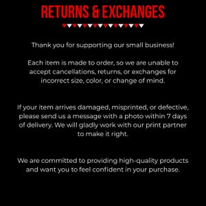 Pu&ograve; includere: Un grafico informativo nero con testo rosso e bianco intitolato RETURNS & EXCHANGES. Indica che gli articoli sono realizzati su ordinazione e non sono accettati resi per problemi di taglia o colore. Segnalare eventuali danni entro 7 giorni.