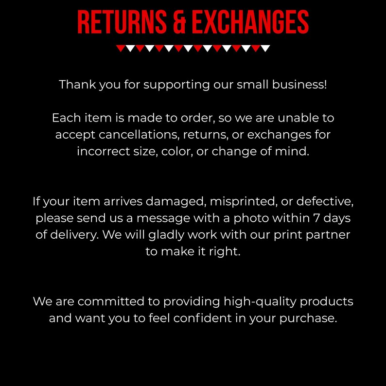 Pu&ograve; includere: Un grafico informativo nero con testo rosso e bianco intitolato RETURNS & EXCHANGES. Indica che gli articoli sono realizzati su ordinazione e non sono accettati resi per problemi di taglia o colore. Segnalare eventuali danni entro 7 giorni.