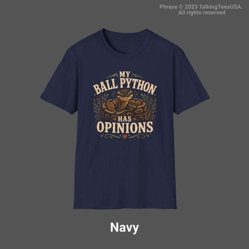 Pu&ograve; includere: Una t-shirt blu navy a maniche corte con una grafica raffigurante un pitone reale avvolto circondato da fogliame. Il testo MY BALL PYTHON HAS OPINIONS &egrave; scritto in color crema, con piccoli cuori decorativi e ghirigori ornamentali.