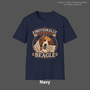Może przedstawiać: Granatowy t-shirt z grafiką przedstawiającą beagle'a owiniętego w koc. Napis głosi EMOTIONALLY SUPPORTED BY A BEAGLE oraz GOOD DAYS, BAD DAYS, BEAGLE DAYS. Wz&oacute;r zawiera małe akcenty w kształcie serc i odcisk&oacute;w łap w stylu vintage.