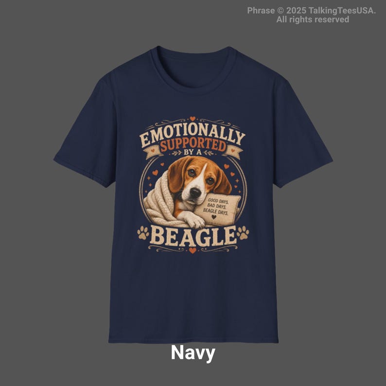 Może przedstawiać: Granatowy t-shirt z grafiką przedstawiającą beagle'a owiniętego w koc. Napis głosi EMOTIONALLY SUPPORTED BY A BEAGLE oraz GOOD DAYS, BAD DAYS, BEAGLE DAYS. Wz&oacute;r zawiera małe akcenty w kształcie serc i odcisk&oacute;w łap w stylu vintage.