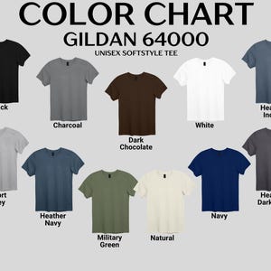 Pu&ograve; includere: Una tabella colori per t-shirt unisex softstyle Gildan 64000 che mostra undici magliette a maniche corte nei colori nero, antracite, cioccolato fondente, bianco, indaco m&eacute;lange, grigio sport, blu navy m&eacute;lange, verde militare, naturale, blu navy e grigio scuro m&eacute;lange.