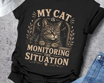 Camiseta de gato, Mi gato está monitoreando la situación, Regalo para dueños de gatos, Camiseta felina divertida, Ropa con estampado vintage
