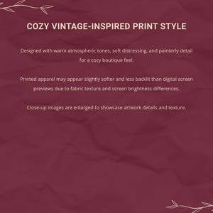 Pu&ograve; includere: Uno sfondo marrone scuro con una texture di carta stropicciata e accenti floreali bianchi negli angoli. Il testo recita: COZY VINTAGE-INSPIRED PRINT STYLE. Progettato con toni atmosferici caldi, una leggera usura e dettagli pittorici.