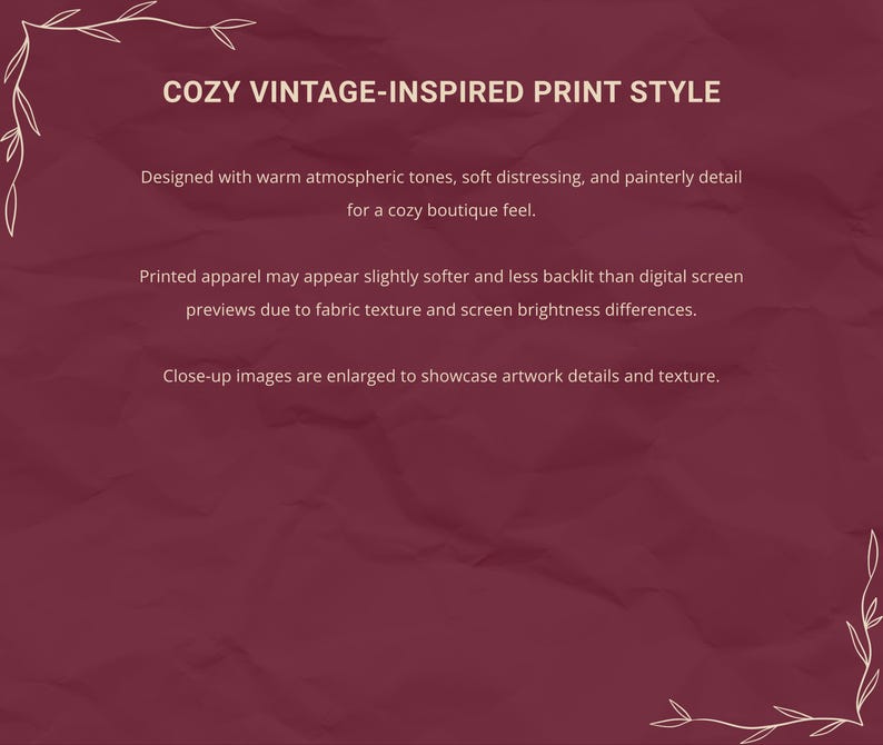 Pu&ograve; includere: Uno sfondo marrone scuro con una texture di carta stropicciata e accenti floreali bianchi negli angoli. Il testo recita: COZY VINTAGE-INSPIRED PRINT STYLE. Progettato con toni atmosferici caldi, una leggera usura e dettagli pittorici.