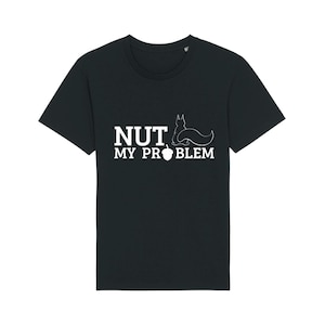 Könnte beinhalten: Schwarzes T-Shirt mit dem weißen Schriftzug "NUT MY PROBLEM", ergänzt durch eine weiße Eichhörnchen- und Eichelgrafik. Das T-Shirt hat einen Rundhalsausschnitt und kurze Ärmel.