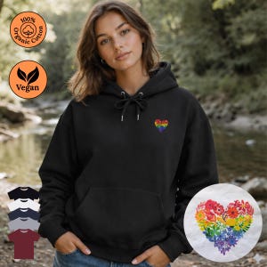 Op de afbeelding: Een witte keramische mok met een zwarte handgreep en de tekst "But First, Coffee" in een vetgedrukte, zwarte letter. De mok staat tegen een vage achtergrond, wat een gezellige setting suggereert.