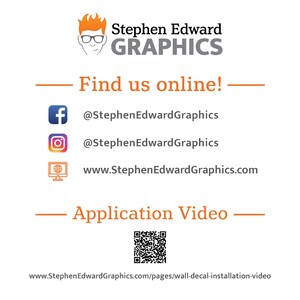 Op de afbeelding: Stephen Edward Graphics logo met een cartoonfiguur met een bril. De tekst "Find us online!" staat boven sociale media-iconen voor Facebook, Instagram en een website. De tekst "Application Video" staat boven een QR-code. De tekst "www.StephenEdwardGraphics.com/pages/wall-decal-installation-video" staat onderaan.