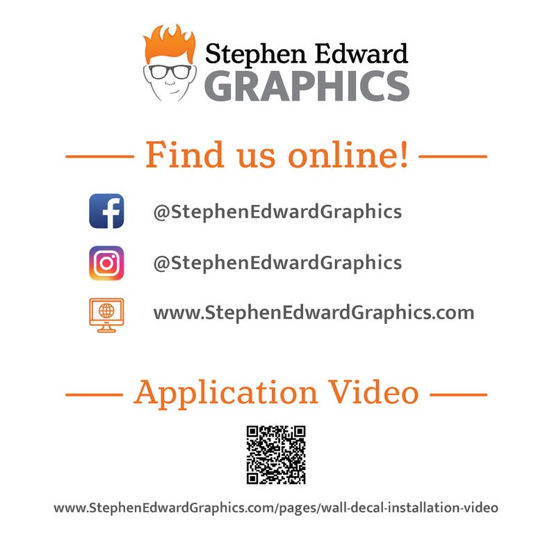 Op de afbeelding: Stephen Edward Graphics logo met een cartoonfiguur met een bril. De tekst "Find us online!" staat boven sociale media-iconen voor Facebook, Instagram en een website. De tekst "Application Video" staat boven een QR-code. De tekst "www.StephenEdwardGraphics.com/pages/wall-decal-installation-video" staat onderaan.