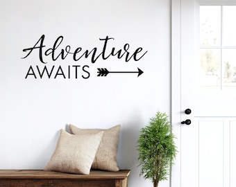 Naklejka ścienna Adventure Awaits | Odkryj cytat winylowy | Inspirująca dekoracja ścienna