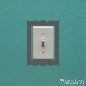 Può includere: Un interruttore della luce bianco con un solo interruttore a levetta in una cornice grigia decorativa su una parete turchese.