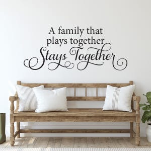 Eine Familie, die zusammen spielt Aufkleber | Eingang Wand Zitat | Familienzimmer Dekor