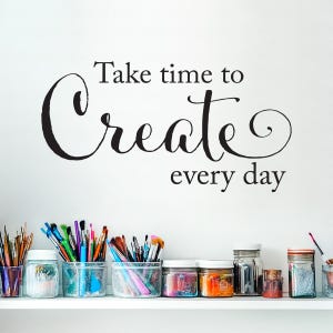 Tómate tu tiempo para crear una calcomanía de pared: decoración de estudio inspiradora