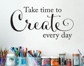 Prenditi del tempo per creare un adesivo da parete: decorazioni da studio ispiratrici