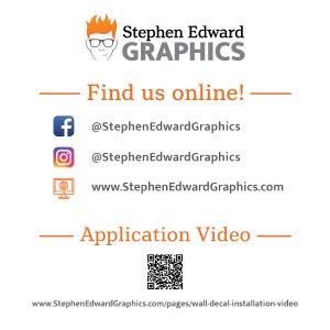 Puede incluir: Un logotipo de negocio de dise&ntilde;o gr&aacute;fico con el texto "Stephen Edward GRAPHICS" en naranja y negro. El logotipo est&aacute; acompa&ntilde;ado por una ilustraci&oacute;n de dibujos animados de una persona con gafas. El texto "Find us online!" se muestra en naranja. Los iconos de redes sociales para Facebook, Instagram y un sitio web se enumeran con los nombres de usuario y la direcci&oacute;n del sitio web correspondientes. El texto "Application Video" se muestra en naranja. Un c&oacute;digo QR se muestra debajo del texto. El texto "www.StephenEdwardGraphics.com/pages/wall-decal-installation-video" se muestra en la parte inferior de la imagen.