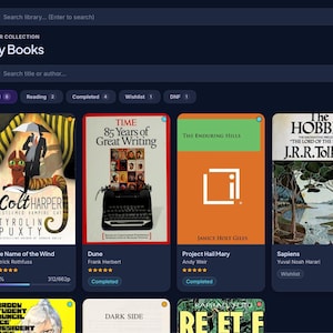 Puede incluir: Interfaz de biblioteca digital que muestra una colección de libros. La pantalla muestra portadas de libros con títulos como "The Name of the Wind", "Dune" y "The Hobbit". La interfaz es oscura con una barra lateral púrpura y una barra de búsqueda.