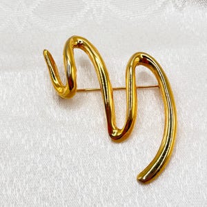 Vintage Large Abstract Gold Tone Squiggle Scribble Curly Signature Serpentine Costume Jewelry Brooch Pin - Comes w/ Organza Gift Bag