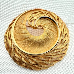 Vintage Brushed Gold Tone Filigree Swirl Spiral Plume Feather Circle Brooch | Comes w/ Organza Gift Bag