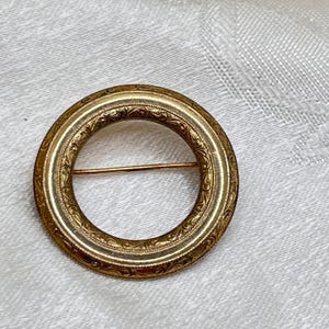 Vintage 1.25” Small Ornate Intricate Gold Tone Etched Circle Victorian Style Brooch | Circle Round Hat Scarf Pin - Comes w/ Organza Gift Bag