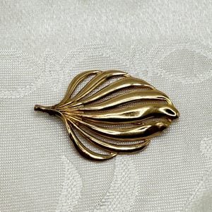 Vintage Flat Gold Tone Metallic Leaf Fan Shell Pin Brooch, Classic Autumn Brooch - Comes w/ Organza Gift Bag