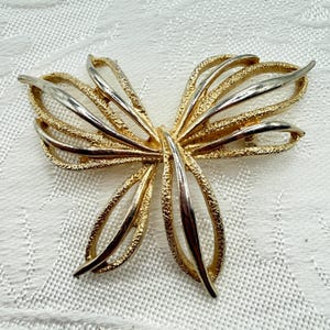 Vintage Retro Gold Tone Textured Elegant Bow Ribbon Pin Brooch w/ Open Metal Work | Comes w/ Organza Gift Bag
