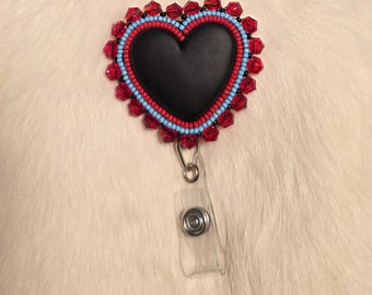 Carretel para broche em formato de coração preto com miçangas